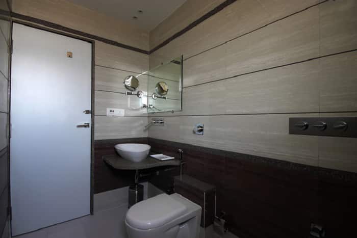 The Grand Hotel, Anand 2